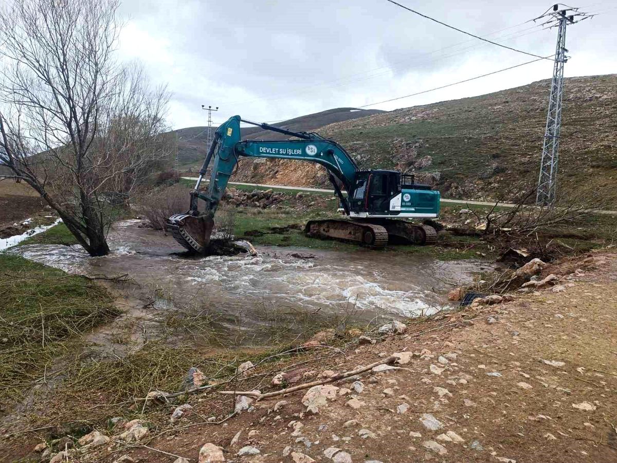 Bayburt'ta kar sularına karşı dere yataklarında önlem alındı