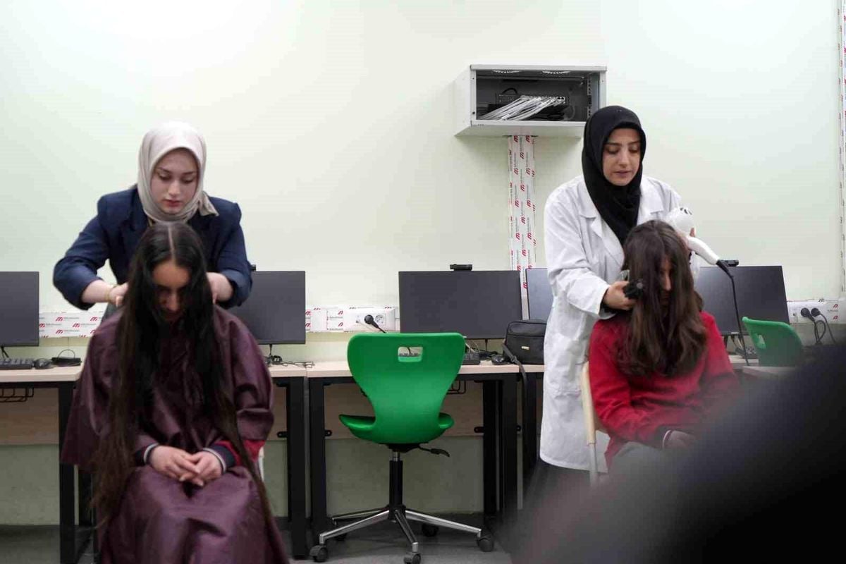 Bayburt'ta meslek öğrenen eller küçük öğrenciler için makas tuttu