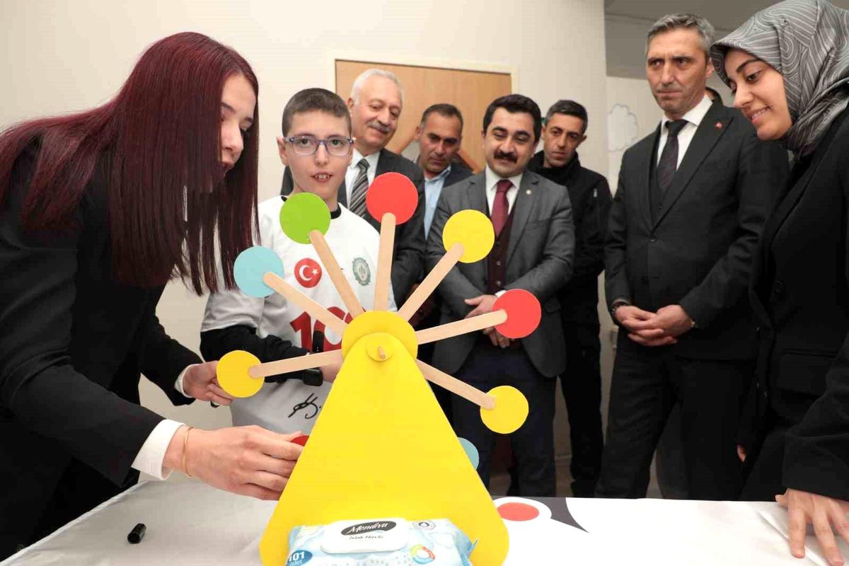 Bayburt'ta özel öğrenciler projelerini fuarda tanıttı