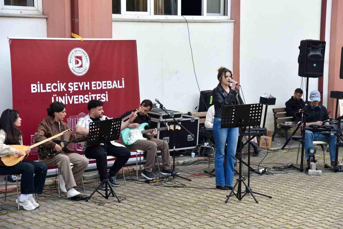 Bilecik'te öğrenciler kampüs konseriyle unutulmaz anlar yaşadı