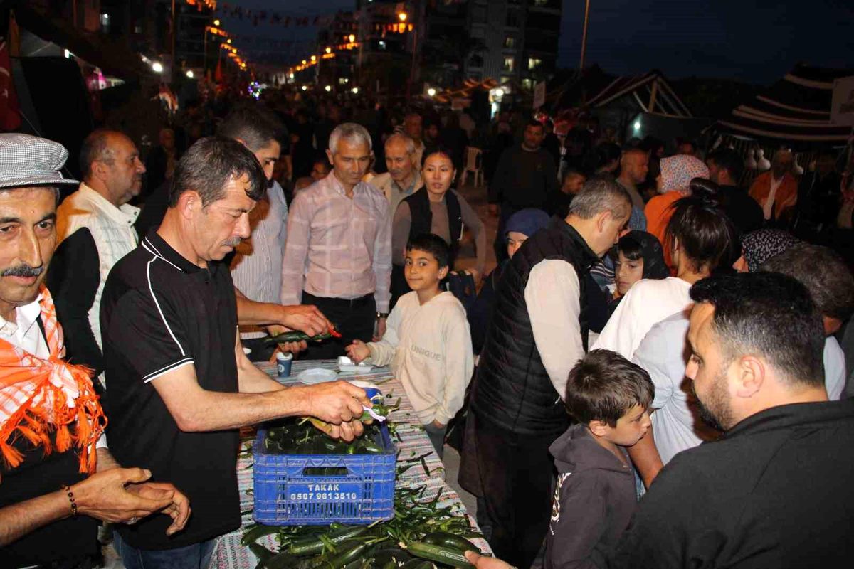 Çocukluğunda yediği salatalığı unutamayan muhtar 1 ton salatalık dağıttı