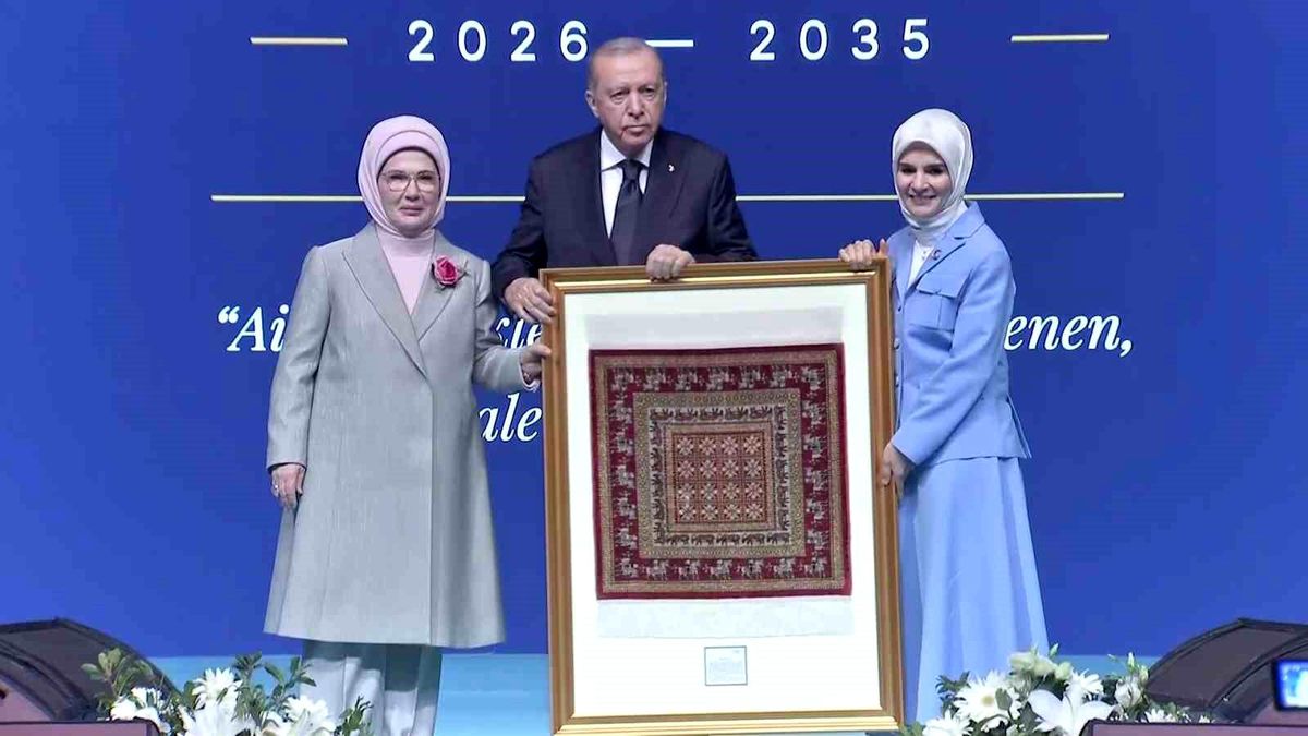 Cumhurbaşkanı Erdoğan'a takdim edilen 'Pazırık halısı' 360 bin ilmekle işlendi