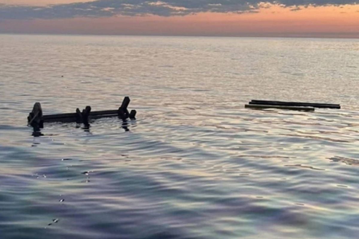 Ege Denizi'nde 8 Türk mürettebatın da bulunduğu kargo gemisi battı