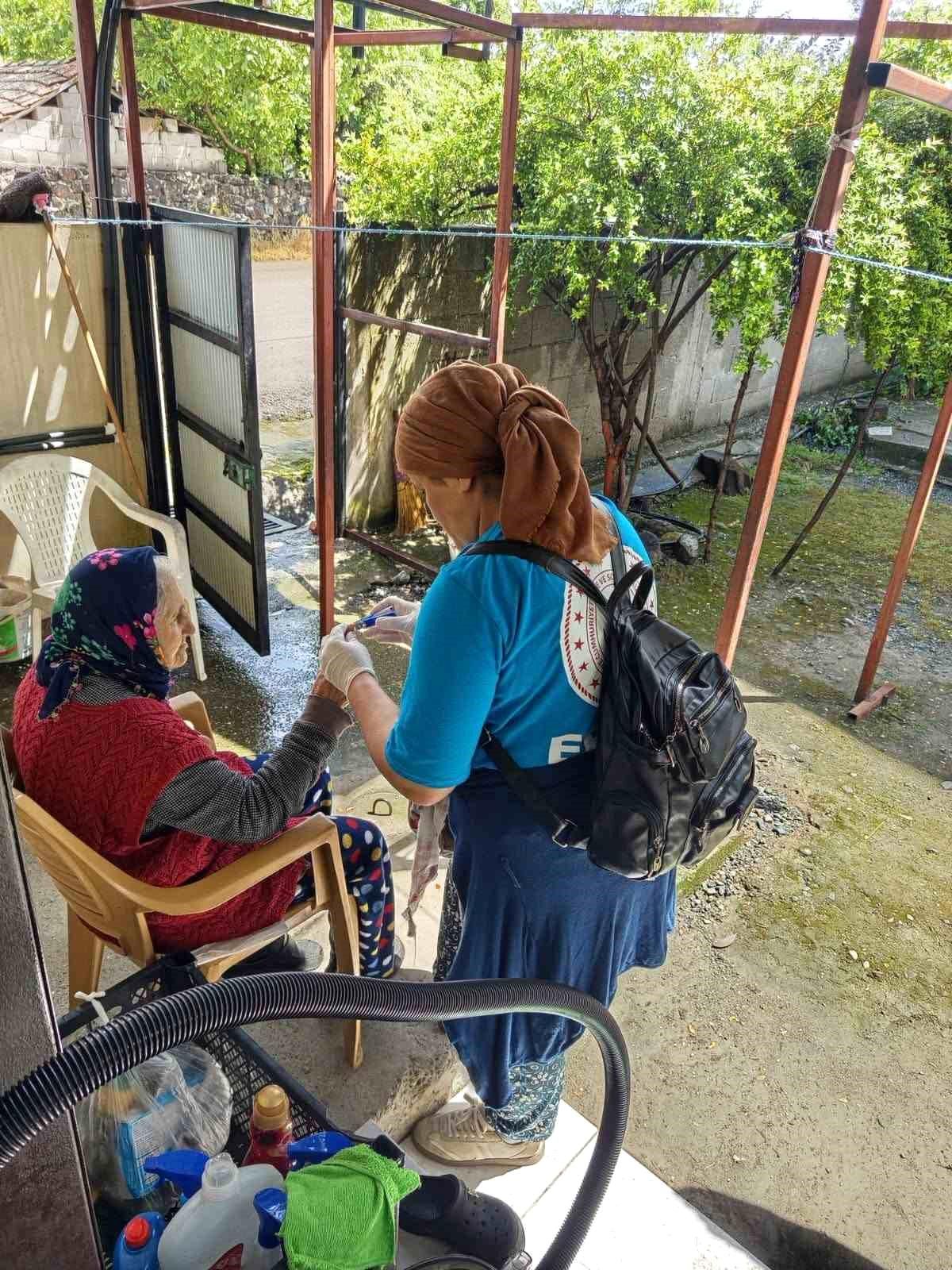 Erzin'de yaşlı vatandaşların evinde vefa temizliği gerçekleştiriliyor
