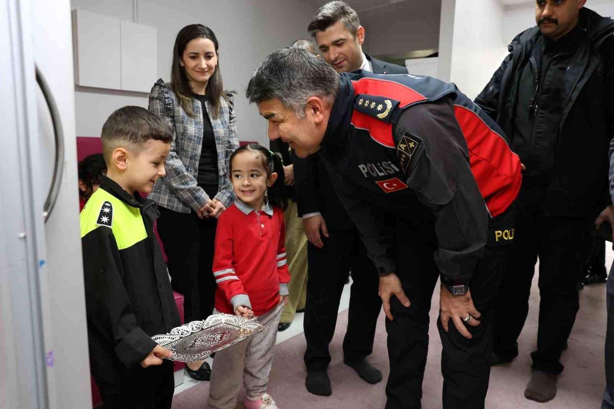 Erzurum'da minik dadaşlardan 'Emniyet kemeri' farkındalığı