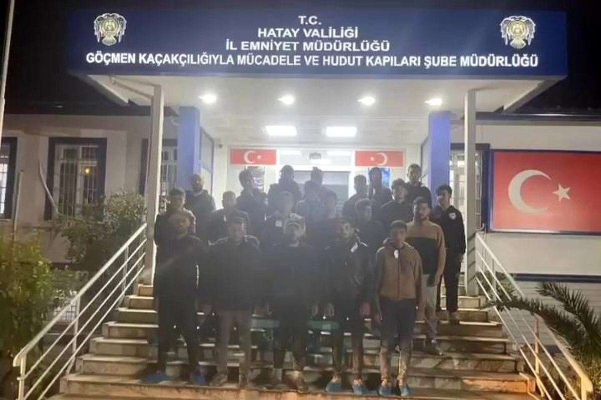 Hatay'da 19 göçmen yakalandı, organizatör 2 sürücüye 350 bin TL ceza uygulandı