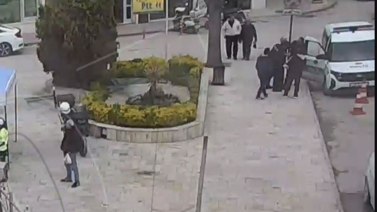 Polislerin 'heimlich' manevrası ile hayata tutundu; o anlar kamerada