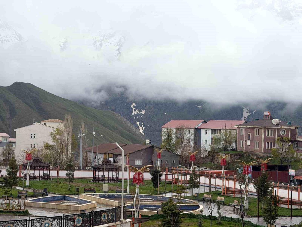 Sümbül Dağı mayısta beyaza büründü