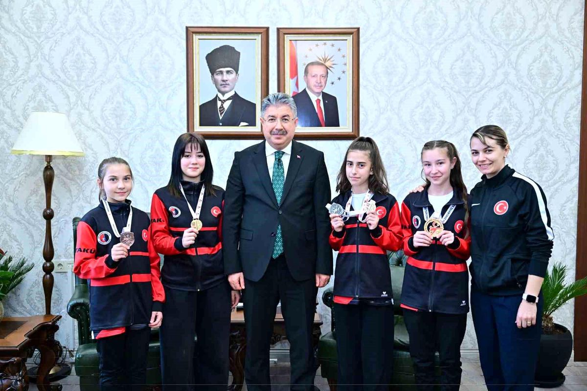 Vali Yılmaz, sporcu Gülsena Karakuyulu ve öğrencilerini makamında ağırladı