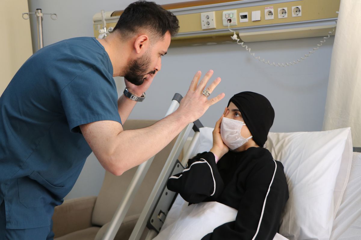 35 Haftalık Hamile Kadına Eş Zamanlı Sezaryen ve Beyin Cerrahisi Operasyonu