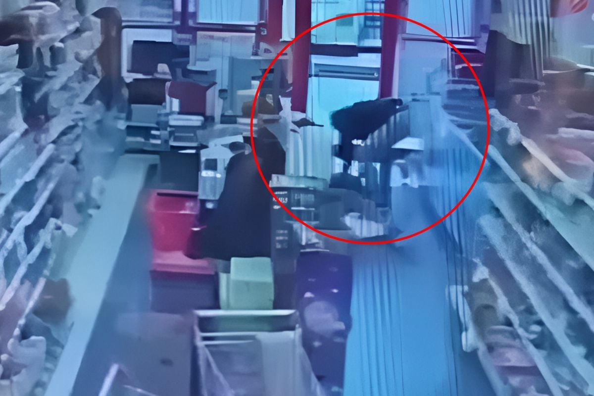 Jandarma personelinin, marketteki müşteriyi kalp masajıyla hayata bağladığı anlar kamerada
