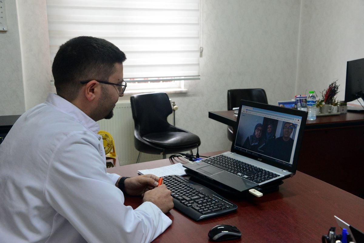 91 yaşındaki hasta, doktorla görüşerek evinden muayene oldu