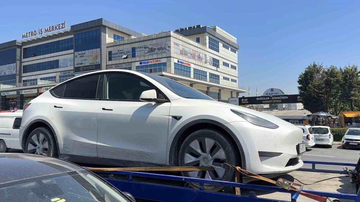Başakşehir'de park ettiği aracından inerken silahlı saldırıya uğradı