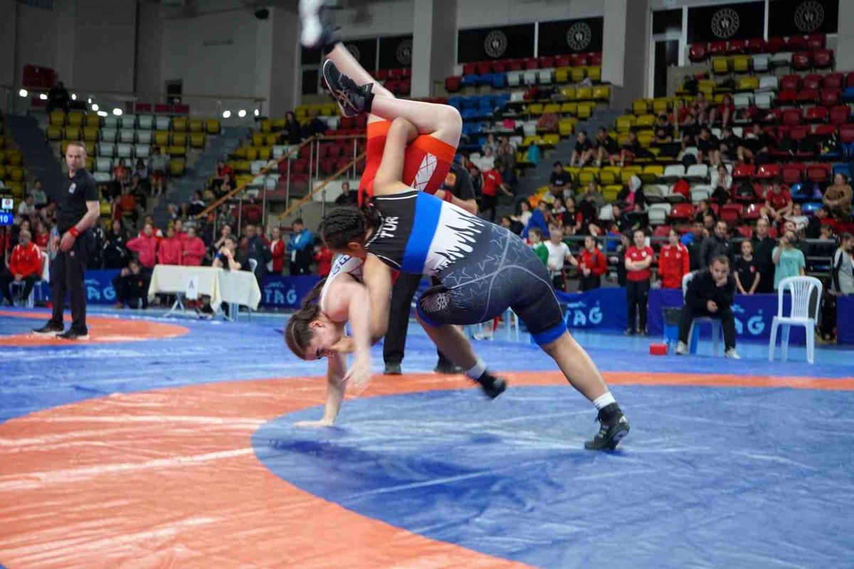 Bolu'da 40 ilden 500 sporcunun katıldığı Okul Sporları Yıldızlar Güreş Türkiye Şampiyonası başladı