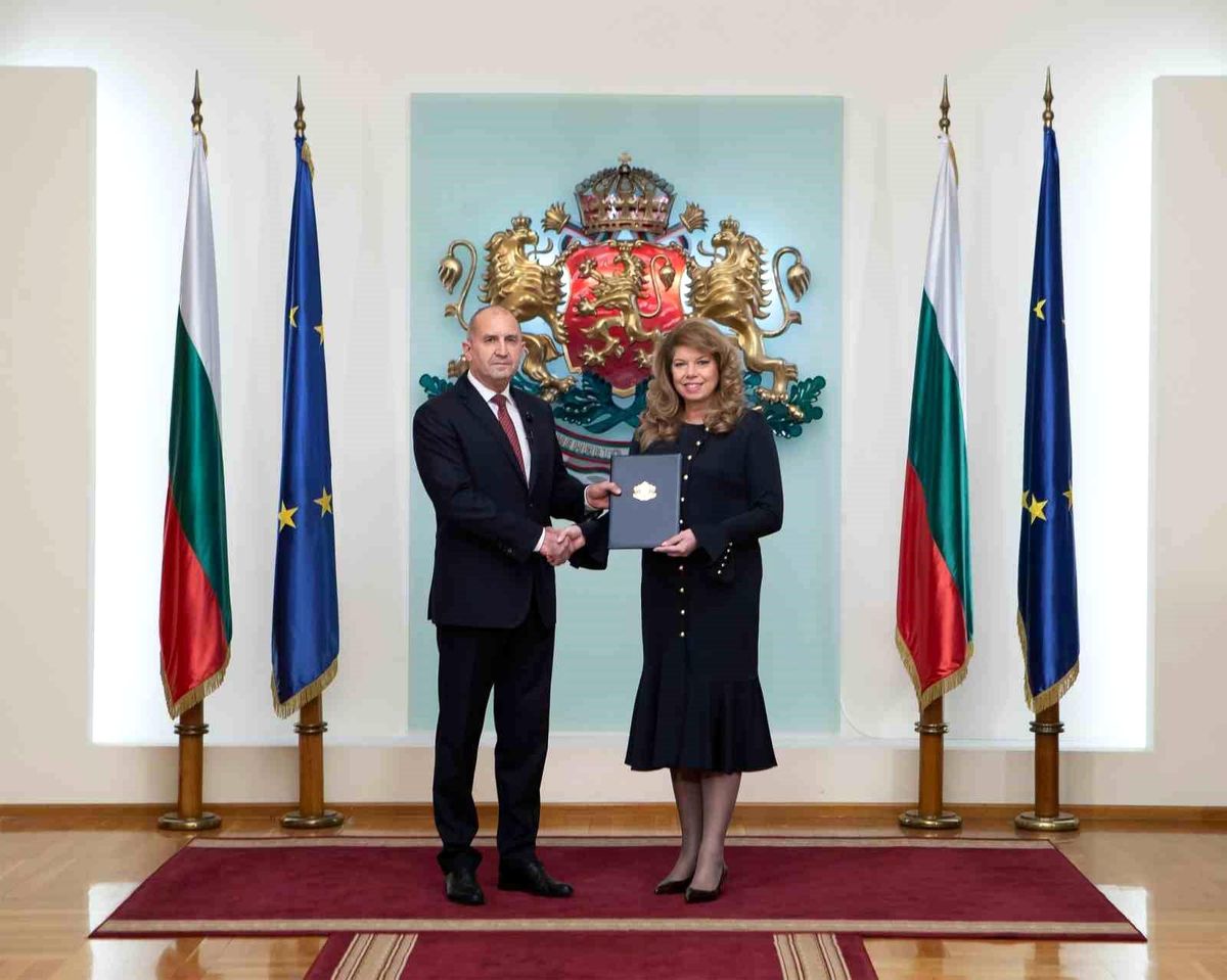 Bulgaristan'da seçimlerin galibi Radev'e hükümeti kurma görevi verildi