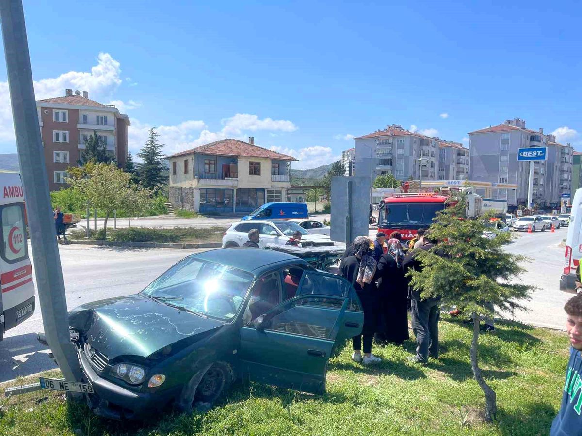 Çorum'da otomobil ile cip çarpıştı: 2 yaralı