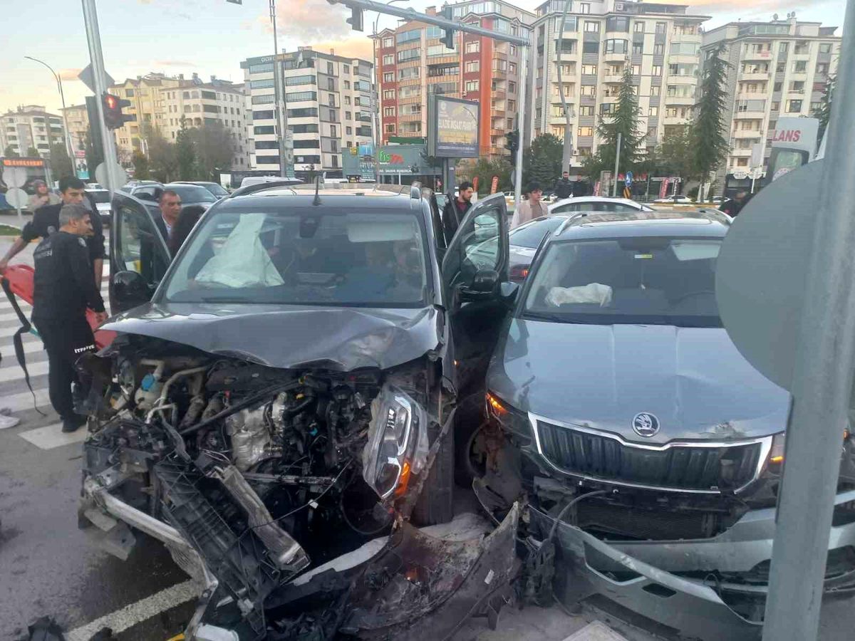 Elazığ'da zincirleme trafik kazası: 3 yaralı