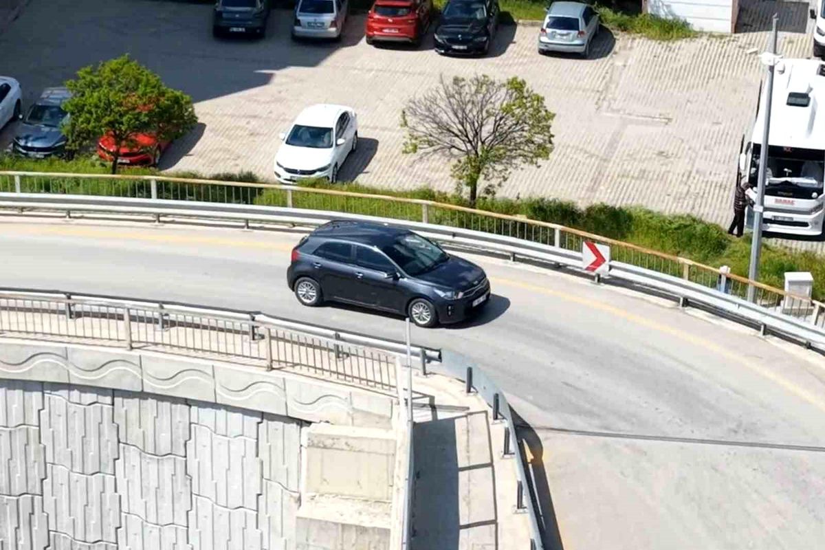 Kaçtı, park etti, polisi karşısında buldu: Dron her anını kaydetti