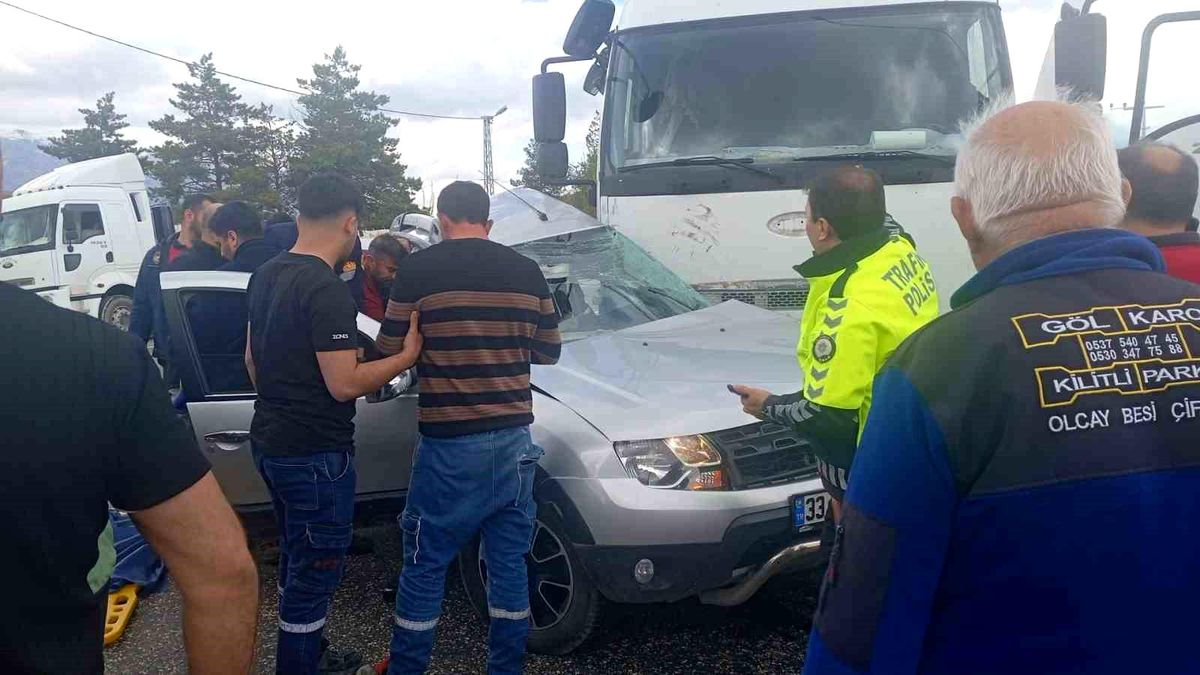 Kamyon ile otomobil çarpıştı: 1 ölü