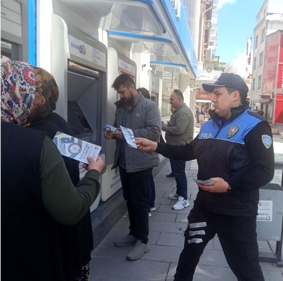 Niğde'de öğrencilere güvenlik eğitimi, vatandaşlara dolandırıcılık uyarısı yapıldı