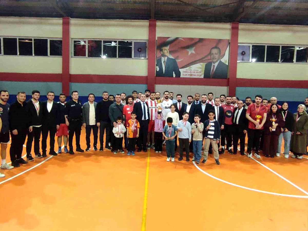 Sason'da yoğun ilgi gören voleybol halk turnuvası final maçıyla sona erdi