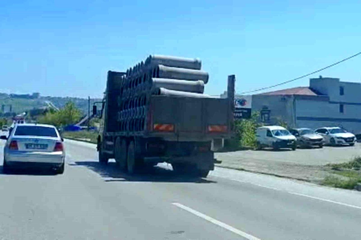 Tır üzerinde önlem alınmadan taşınan beton borular tehlike oluşturdu