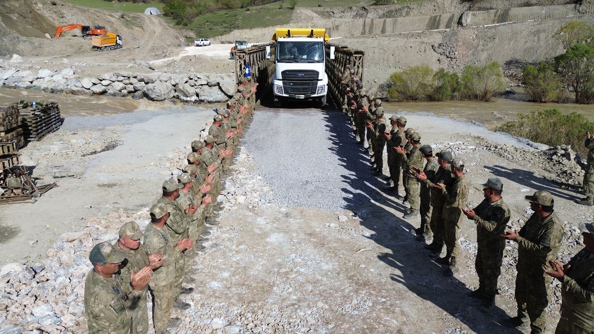 TSK'nın Hakkari'de heyelan bölgesine kurduğu panel köprüden ilk araç geçişleri yapıldı