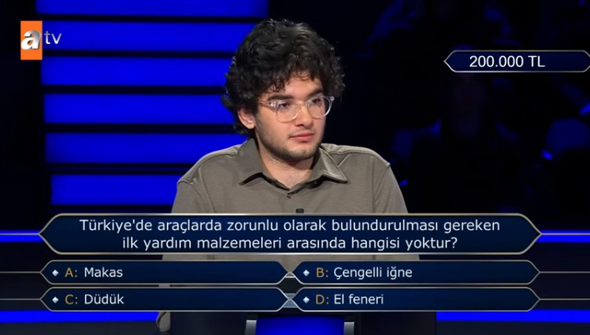 Türkiye'de araçlarda zorunlu olarak bulundurulması gereken ilk yardım malzemeleri arasında hangisi yoktur? Makas, çengelli iğne, düdük, el feneri...
