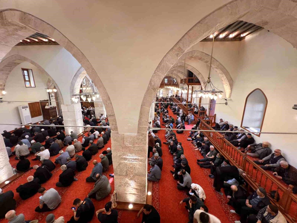 583 yıllık Ulu Cami'de cuma namazı