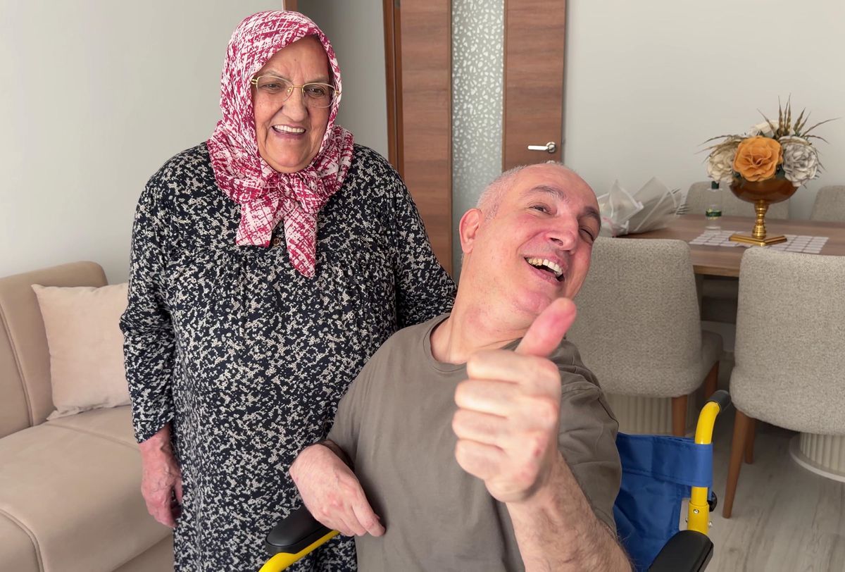 Hayırsever İş İnsanı, 22 Yıldır Güneş Görmeyen Vazife Malulü Polis Memurunun Annesine Ev Hediye Etti