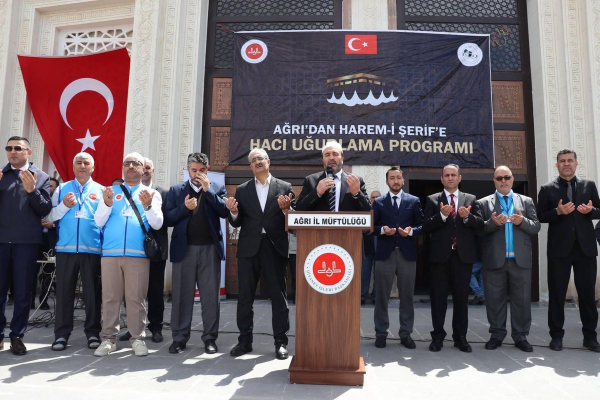 Ağrı’da hacı adayları dualarla kutsal topraklara uğurlandı