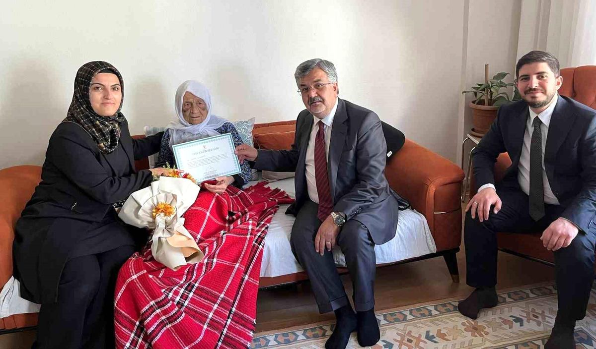 AK Parti'den en yaşlı ve en genç üyeye ziyaret