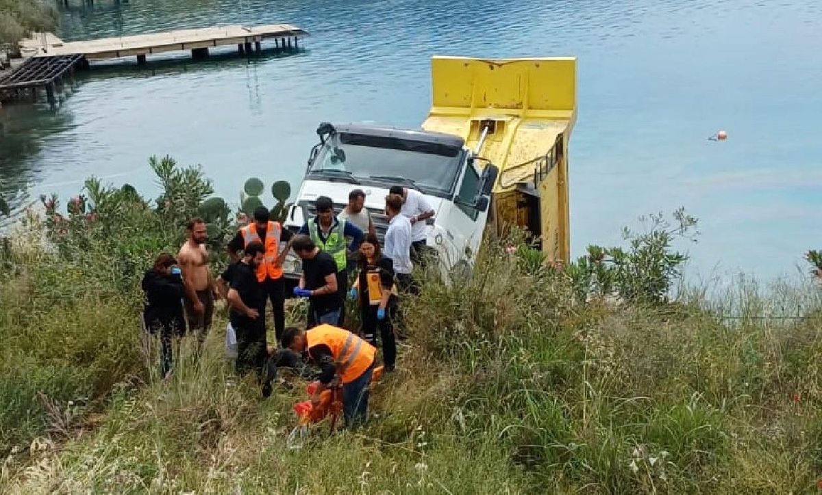 Araç ezilmekten son anda kurtuldu: Kamyon denize düştü, 2 kişi yaralandı