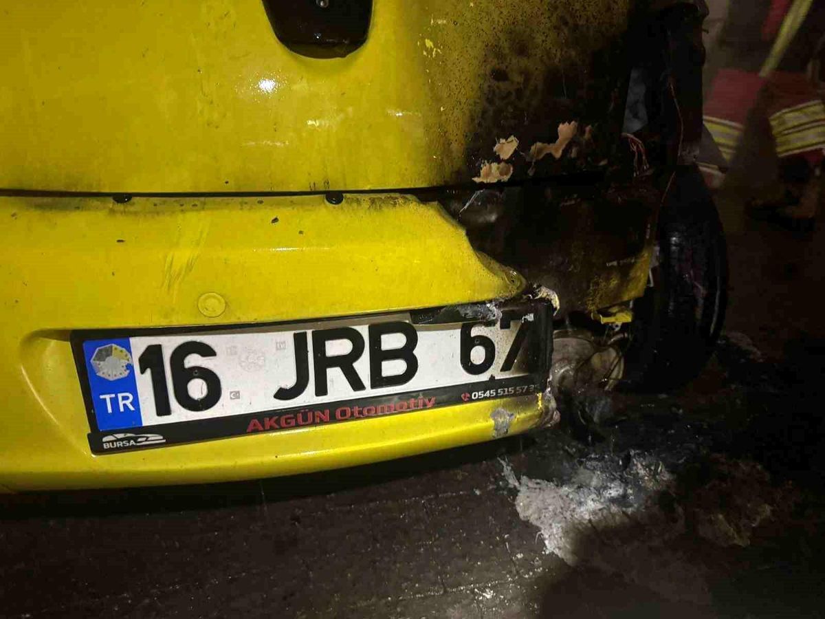 Balıkesir'de araç yangını büyümeden söndürüldü