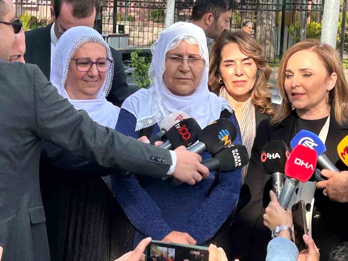 'Barış Anneleri' heyeti Adalet Bakanlığına Öcalan'la görüşmek için dilekçe sundu