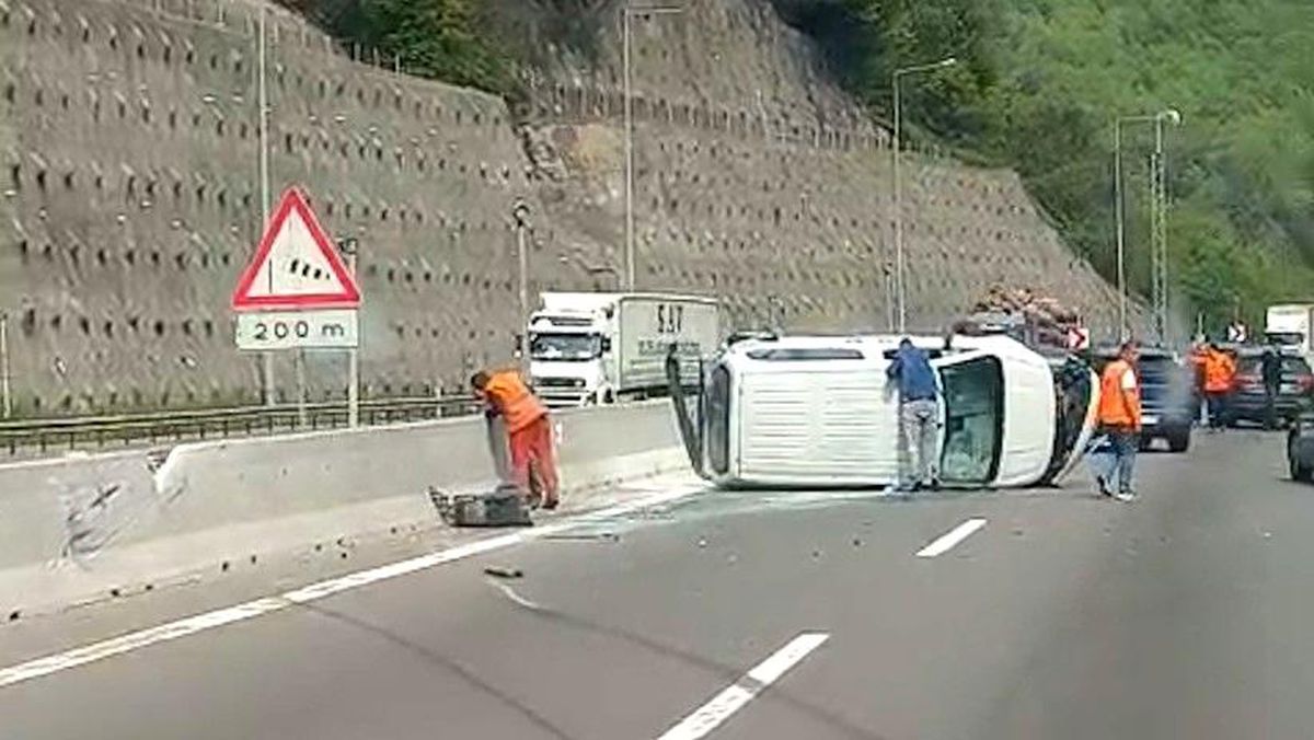 Bolu Dağı'nda otomobil ile çarpışan araç devrildi: Kilometrelerce araç kuyruğu oluştu