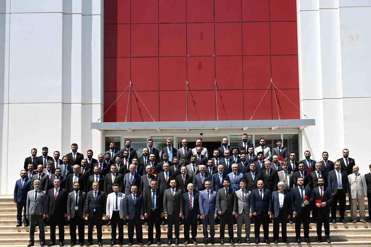 Denizli Valisi Köşger, Dini Yüksek İhtisas Eğitimi 3. Dönem Mezuniyet Programı'na katıldı
