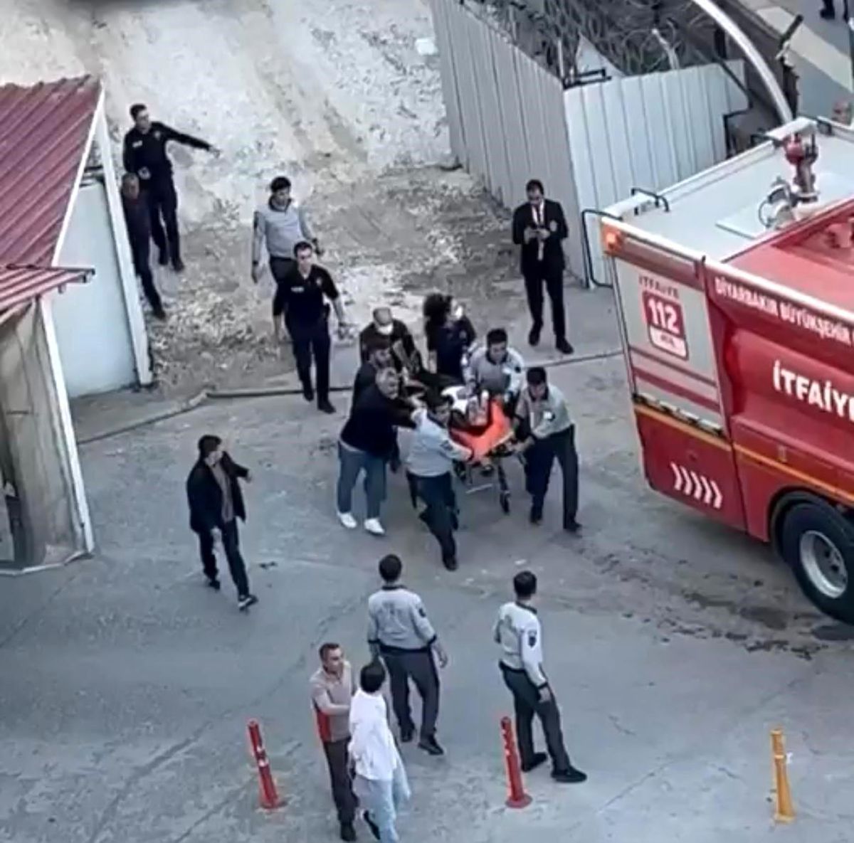 Diyarbakır'da inşaat halindeki otelde yangın: 13 kişi dumandan etkilendi
