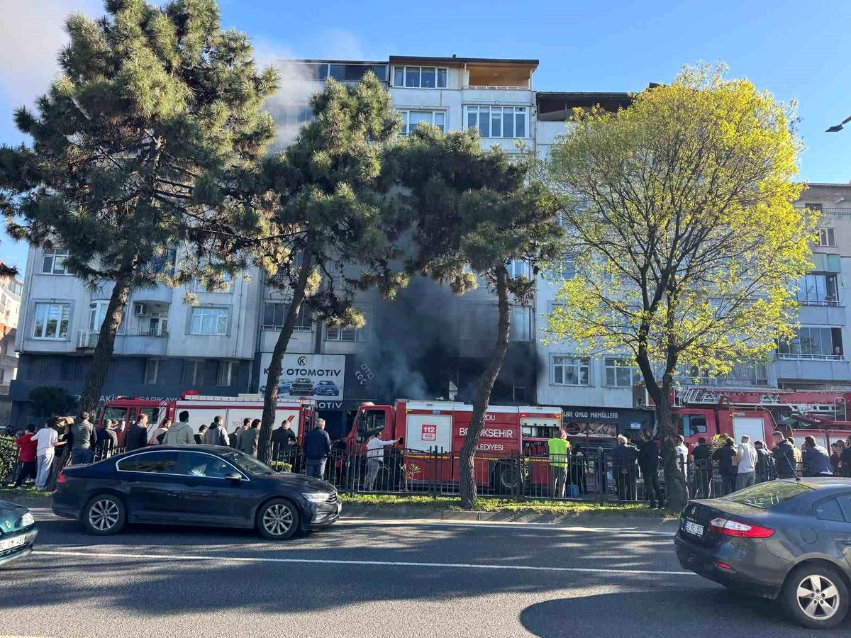 Fatsa'da oto aksesuar dükkanında yangın: Patlama paniğe neden oldu