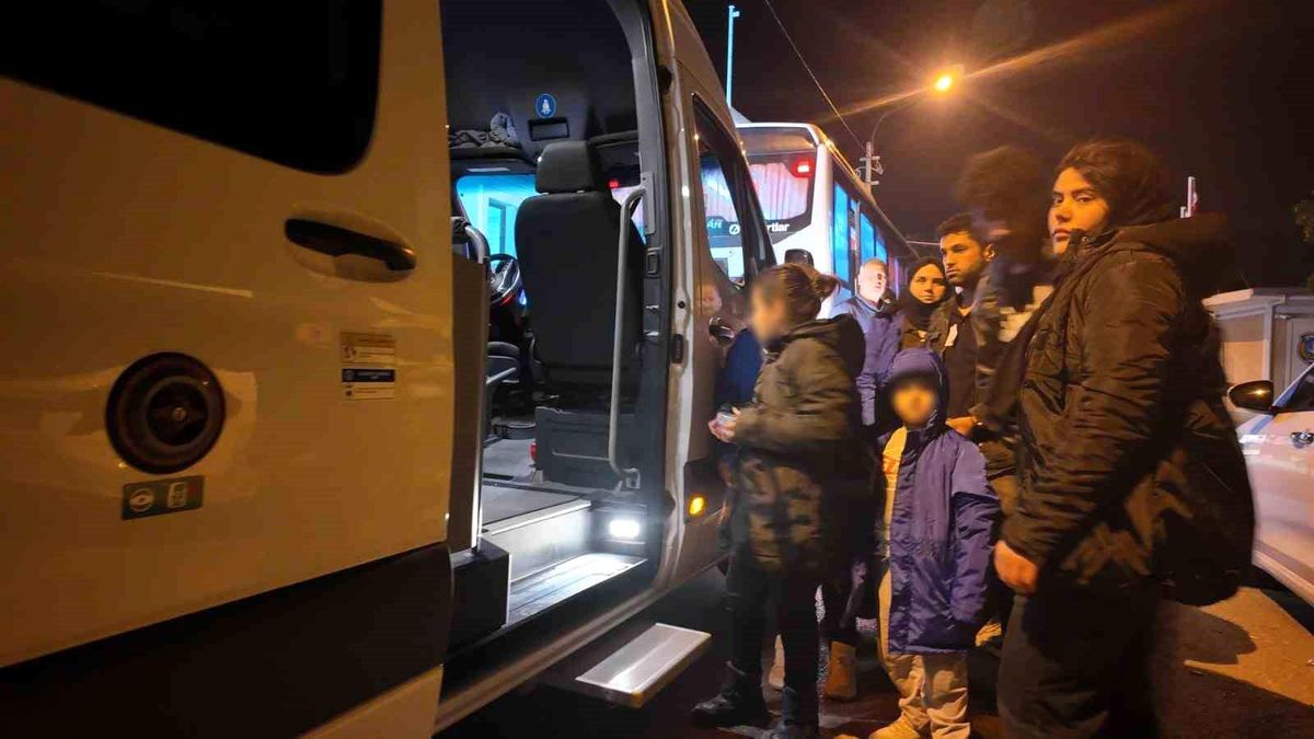 İzmir'de yarı batık halde bulunan göçmen botunda 1 çocuk hayatını kaybetti, 43 kişi kurtarıldı