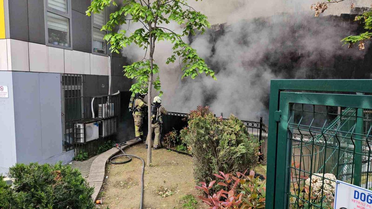 Kağıthane'de metruk binada başlayan yangın yanındaki binaya sirayet etti: 1 yaralı