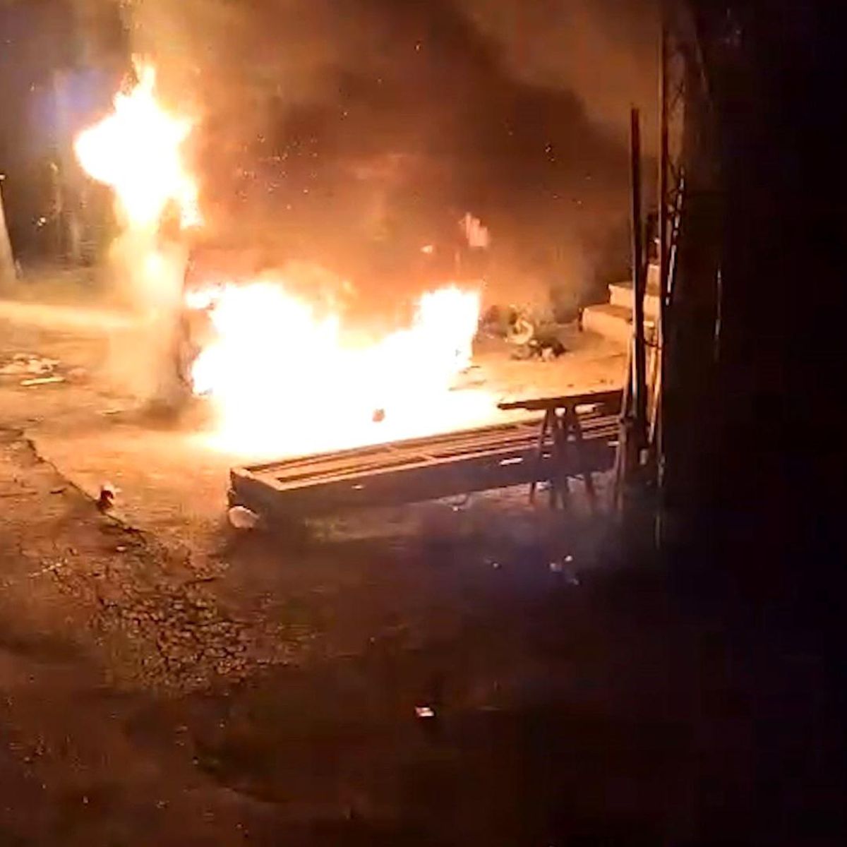 Kırıkkale'de park halindeki otomobil alev topuna döndü