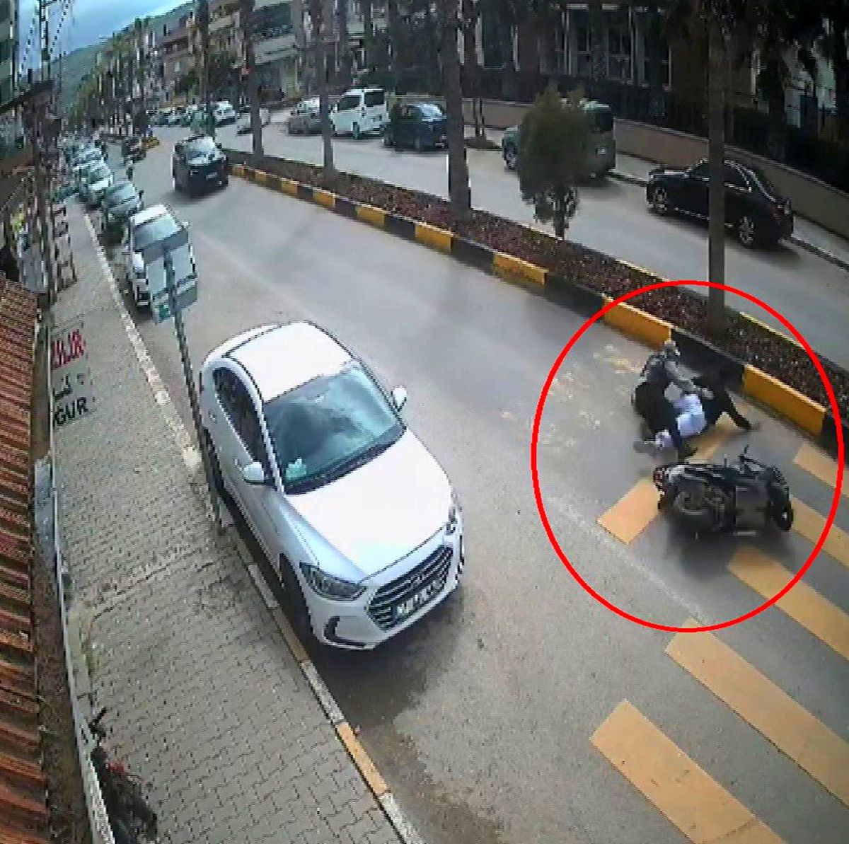 Motosikletteki 2 kişinin yere savrulduğu anlar kamerada