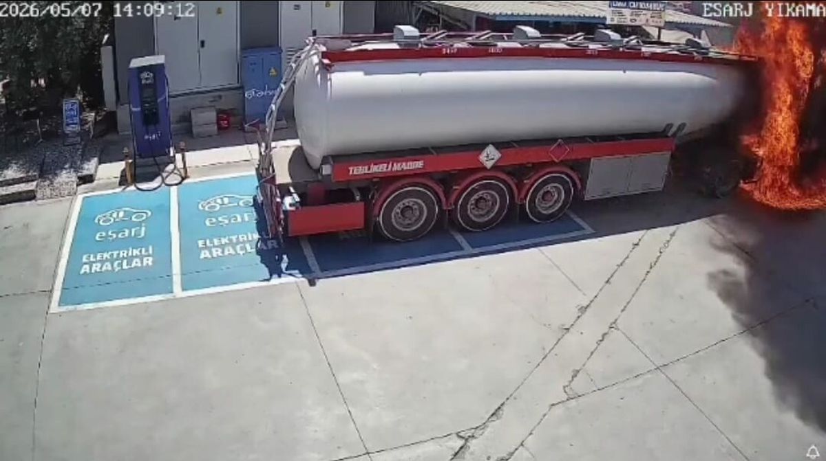 Fethiye'deki Akaryakıt İstasyonunda Mazot Yüklü Tankerde Çıkan Yangın Güvenlik Kamerasına Yansıdı