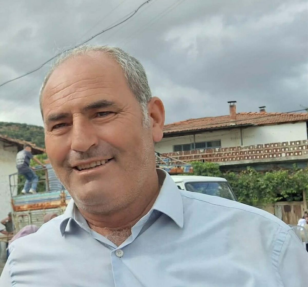 Muhtar, traktörünün üzerinde av tüfeğiyle vurularak ölmüş halde bulundu