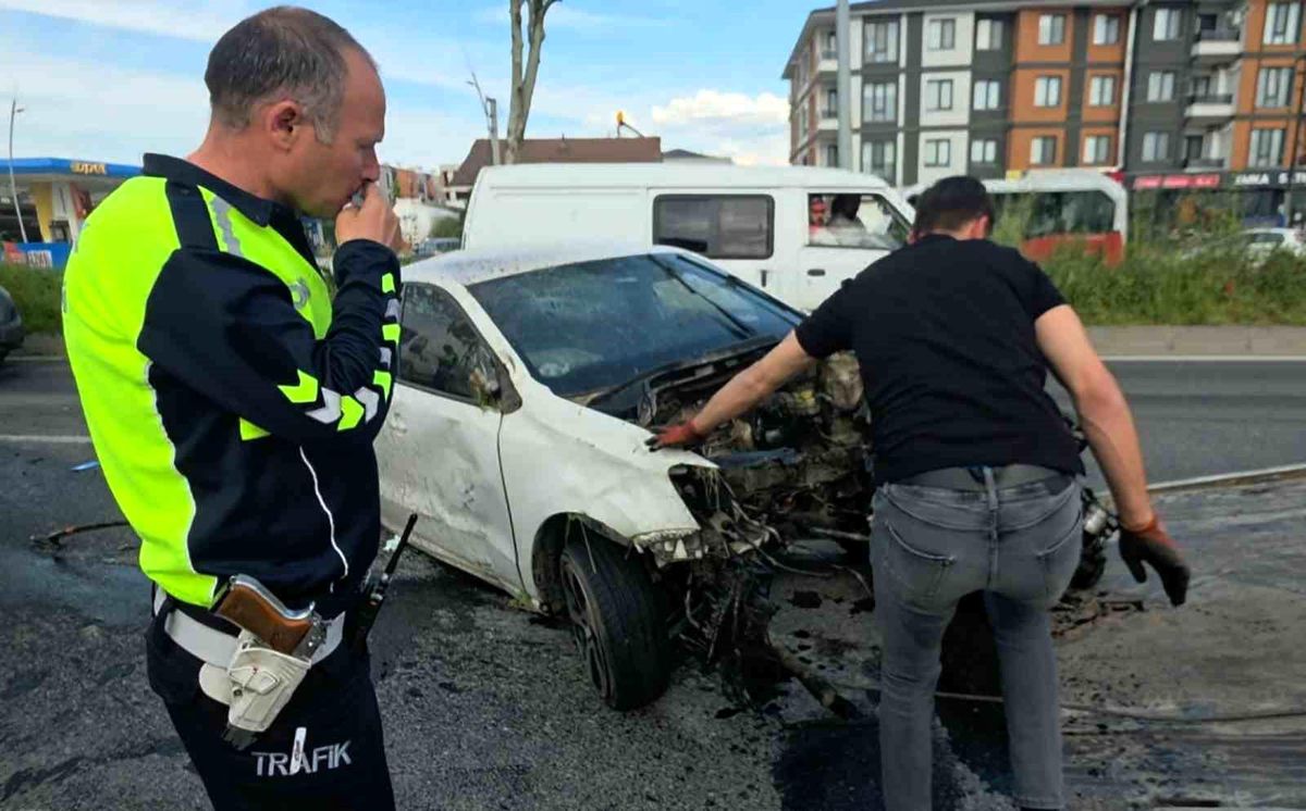 Refüje ve ağaçlara çarpan otomobilin motoru koptu