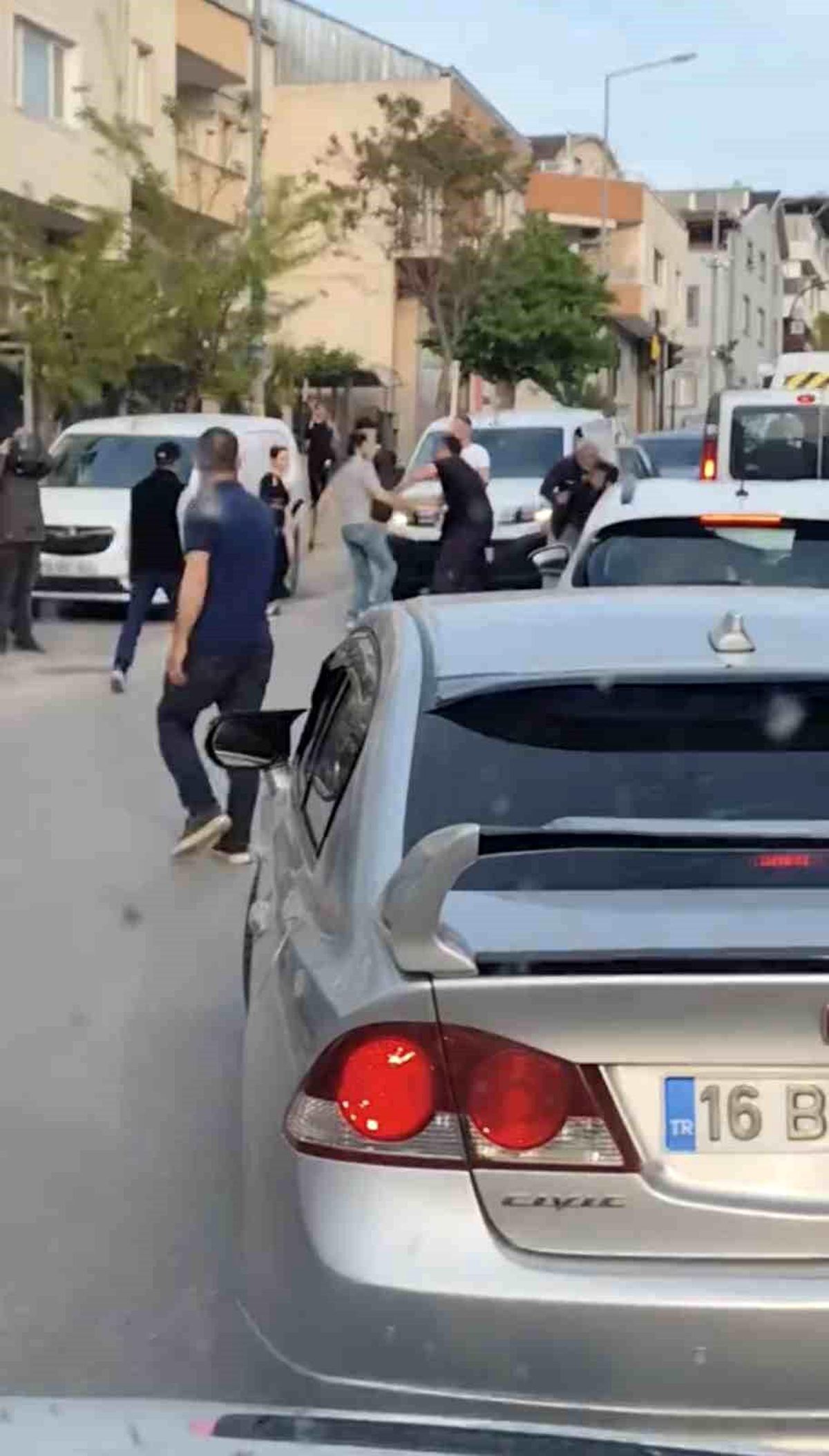 Trafikte döner bıçaklı kavga kamerada