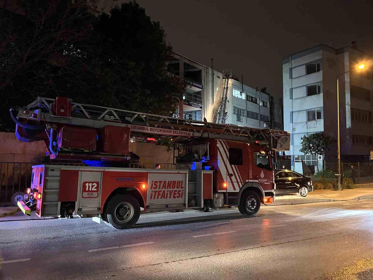 Zeytinburnu'nda 4 katlı iş merkezinin çatısında yangın