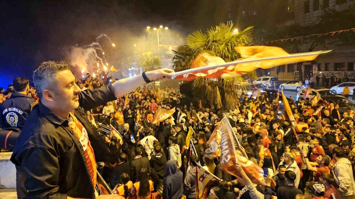 45 günlük Sare bebek, Galatasaray'ın şampiyonluk kutlamasında