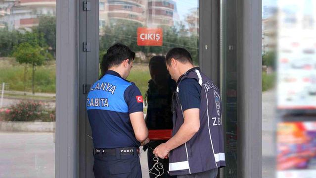 Alanya’da tüketim tarihi geçmiş ürün satan zincir market mühürlendi